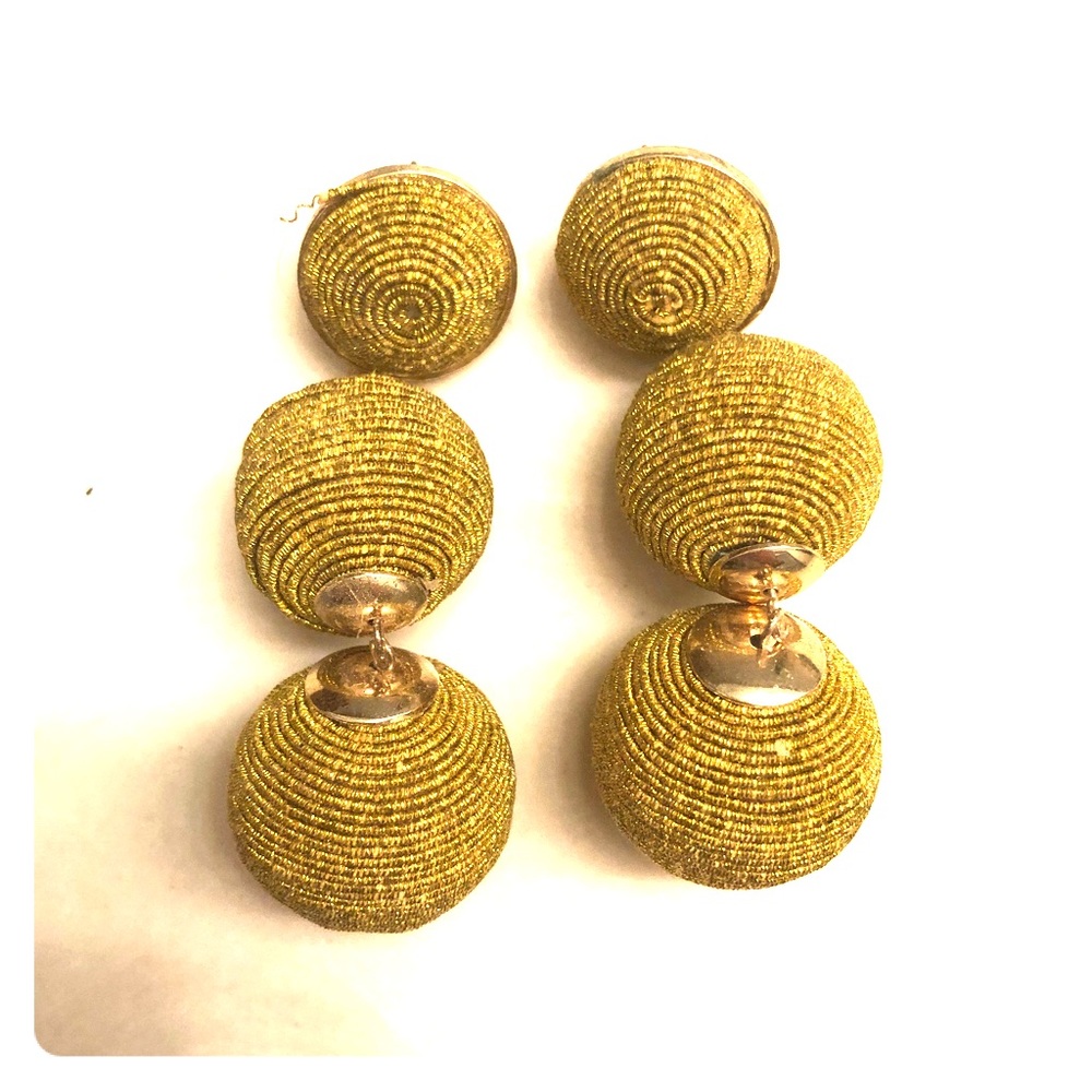 Cute statement earrings! Mustard color